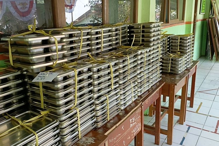 Ilustrasi MBG.  Sebanyak 115 siswa dari berbagai jenjang pendidikan, mulai Taman Kanak-Kanak (TK), Sekolah Dasar (SD), hingga Sekolah Menengah Kejuruan (SMK) di Kecamatan Karanglewas, Kabupaten Banyumas, Jawa Tengah, mengalami dugaan keracunan makanan setelah mengonsumsi menu Makan Bergizi Gratis (MBG).