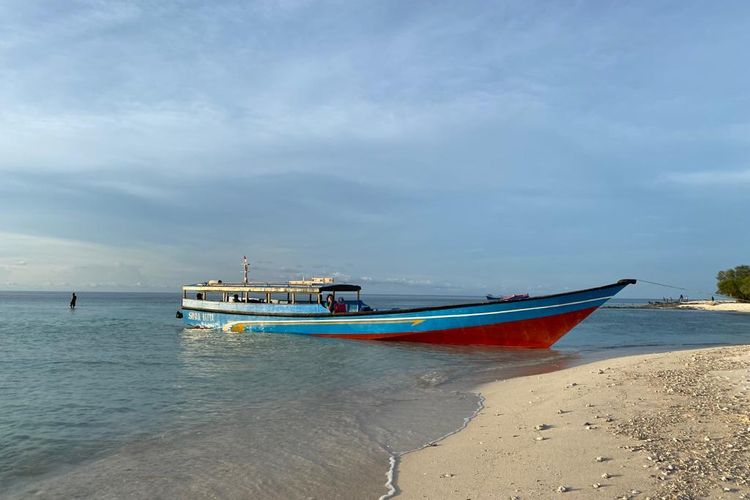 Contoh perahu fiber yang digunakan untuk transportasi antar pulau di Kepulauan Banda. 
