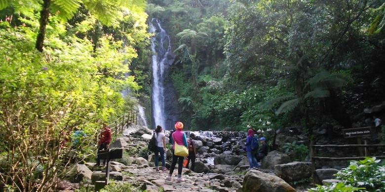Wisatawan menikmati pemandangan salah satu air terjun di Curug Cilember, Desa Jogjogan, Kecamatan Cisarua, Bogor, Jawa Barat, Senin (2/2/2015).