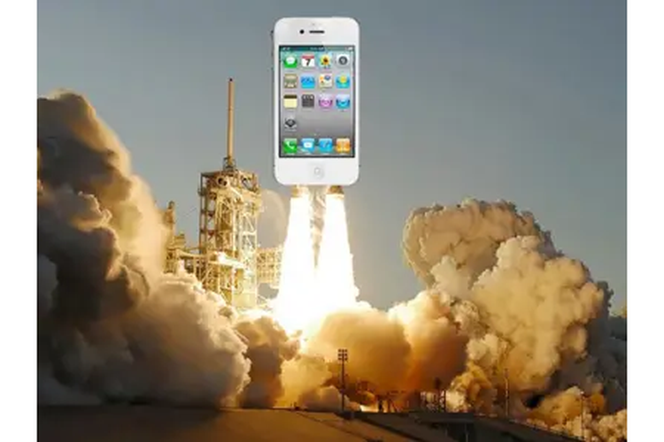 Pada 2011, dua iPhone 4 menemani kapten Chris Ferguso bersama awak pesawat ulang-alik Atlantis NASA lainnya ke ISS. 