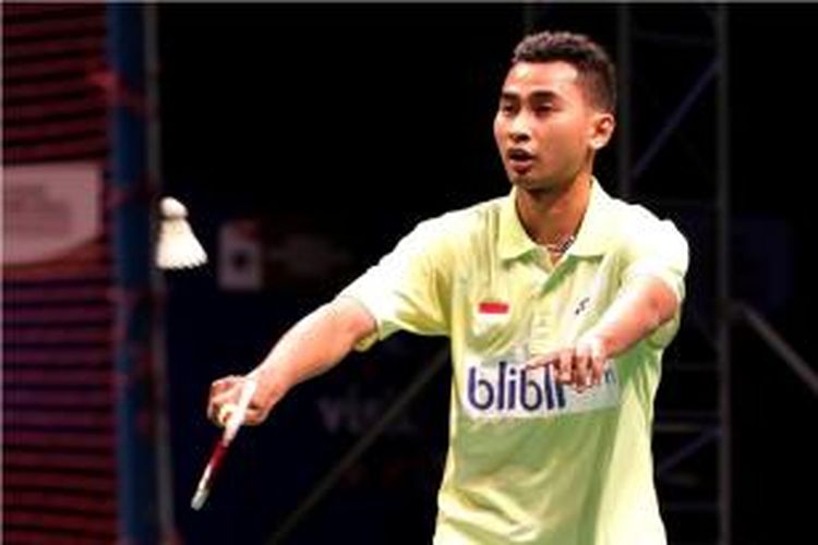 Tunggal putra Indonesia, Tommy Sugiarto melakukan servis pada rekan senegara, Sony Dwi Kuncoro, pada pertandingan pertama grup B tunggal putra BWF Superseries Finals, di Kuala Lumpur Badminton Stadium, Malaysia, Rabu (11/12/2013).