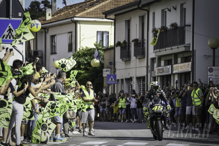 Valentino Rossi gunakan YZR-M1 di kampung halamannya, Selasa (10/9/2019)