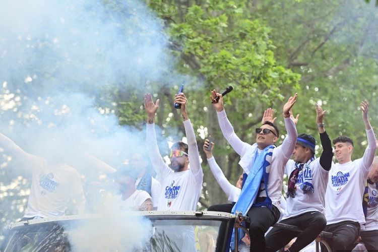 Inter Milan melakukan pawai scudetto dengan menggunakan bus menyisiri jantung Kota Milano usai laga pekan ke-34 Liga Italia 2023-2024 kontra Torino di Stadion Giuseppe Meazza, 28 April 2024. (Photo by Piero CRUCIATTI / AFP)