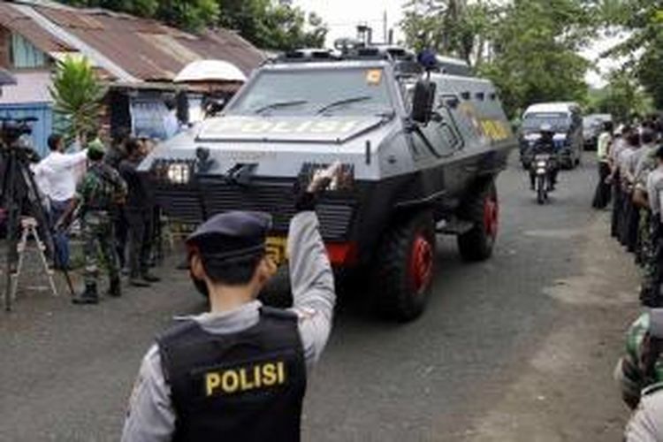 Polisi menurunkan kendaraan barracuda untuk membawa dua terpidana mati kasus narkotika kelompok Bali Nine yaitu Andrew Chan dan Myuran Sukumaran, di Pelabuhan Wijaya Pura, Cilacap, Jawa Tengah, Rabu (4/3/2015).