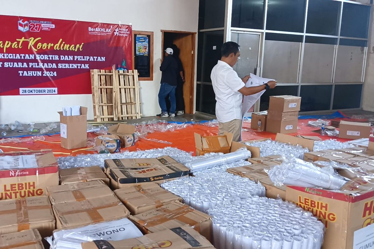 KPU Jember mulai mendistribusikan logistik Pilkada 2024 ke 31 kecamatan pada Rabu (20/11/2024)