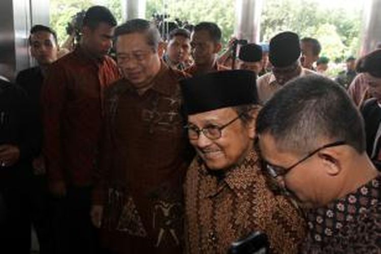 Mantan presiden Bacharuddin Jusuf Habibie dan Susilo Bambang Yudhoyono menghadiri acara peresmian gedung baru Komisi Pemberantasan Korupsi (KPK) di Jalan Kuningan Persada, Kavling C4, Jakarta Selatan, Selasa (29/12/2015).