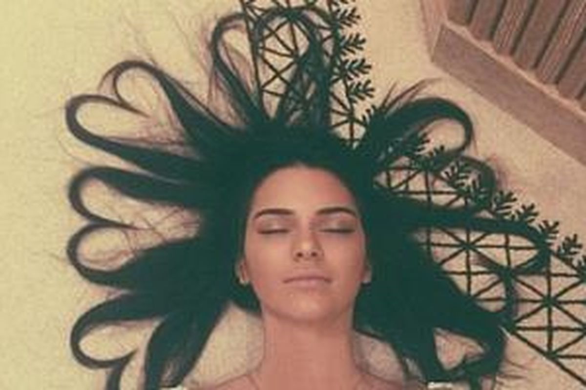 Kendall Jenner saat berpose selfie dengan gaya rambut yang unik.