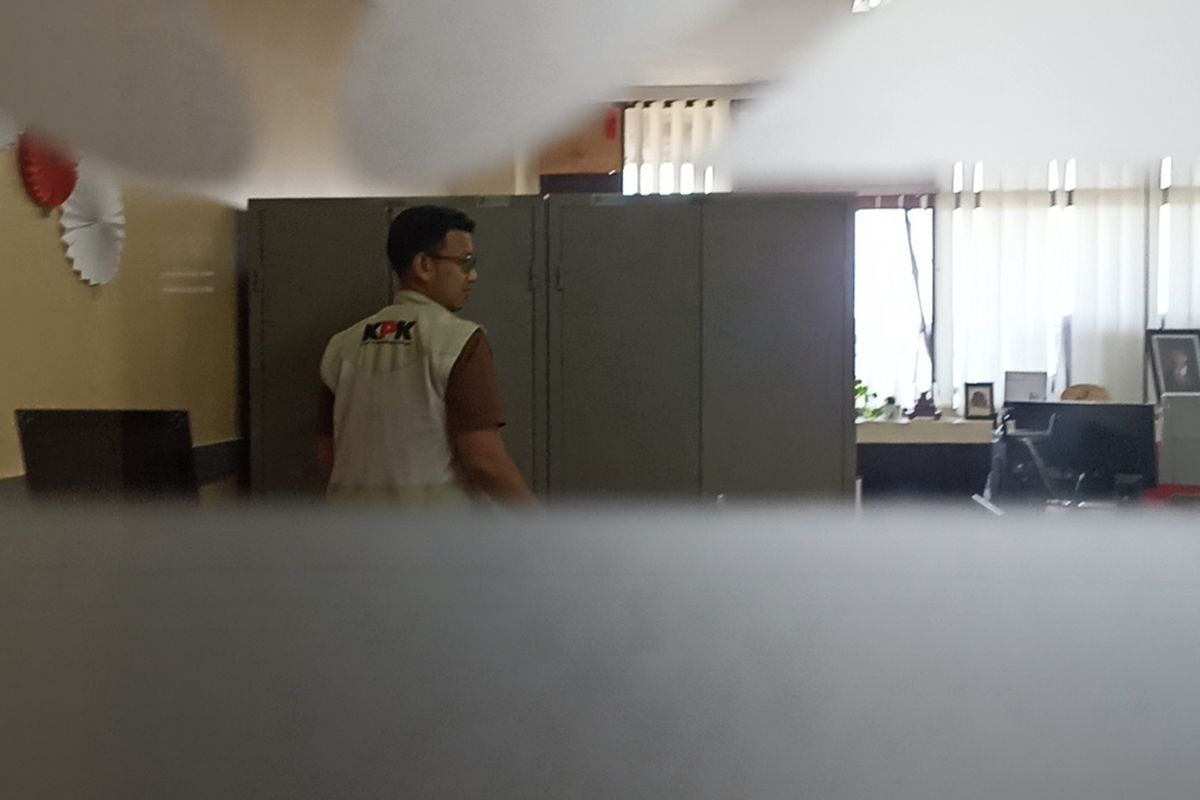 Petugas KPK melakukan penggeledahan di sejumlah dinas Pemerintah Kota Semarang, Jawa Tengah. Kamis (18/7/2024). 