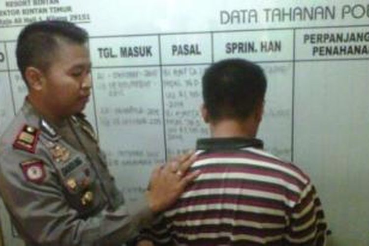 Ardiansyah (kaus bergaris), mantan guru agama diduga mencabuli seorang siswi SMA di Bintan, saat berada di Mapolsek Bintan Timur, Kepulauan Riau, Kamis (22/10/2015). 