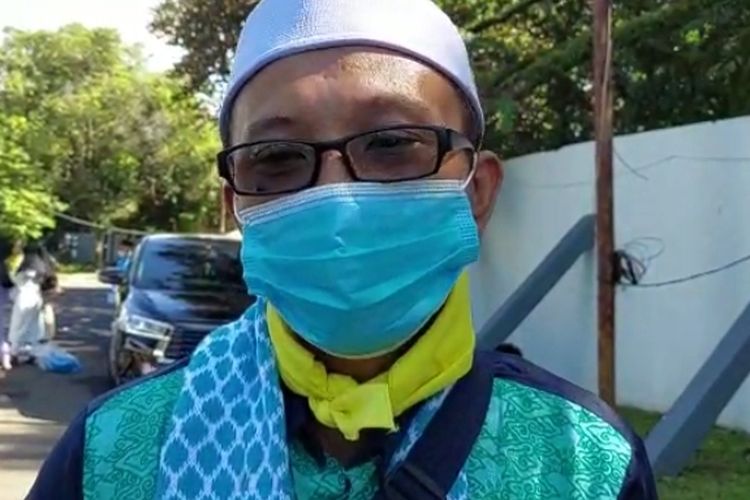 Salah satu jemaah umrah asal Batam yang diberangkatkan dari Asrama Haji Pondok Gede, Jakarta Timur, Sabtu (8/1/2022).