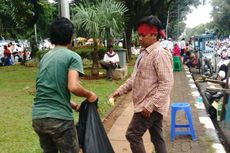 Mahasiswa Bandung Punguti Sampah pada Aksi Doa Bersama