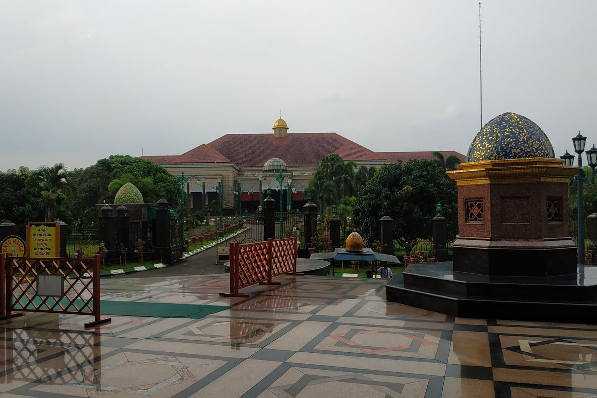 Halaman Masjid Dian Al-Mahri atau Masjid Kubah Emas, Depok, Jawa Barat. Di seberang adalah kediaman Dian Djuriah Rais, pendiri Masjid Kubah Emas.