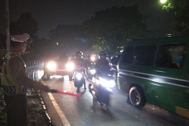 Kondisi kendaraan pemudik ramai lancar di Bunderan Cibiru, Kota Bandung, Jawa Barat, Sabtu (6/4/2024) malam.