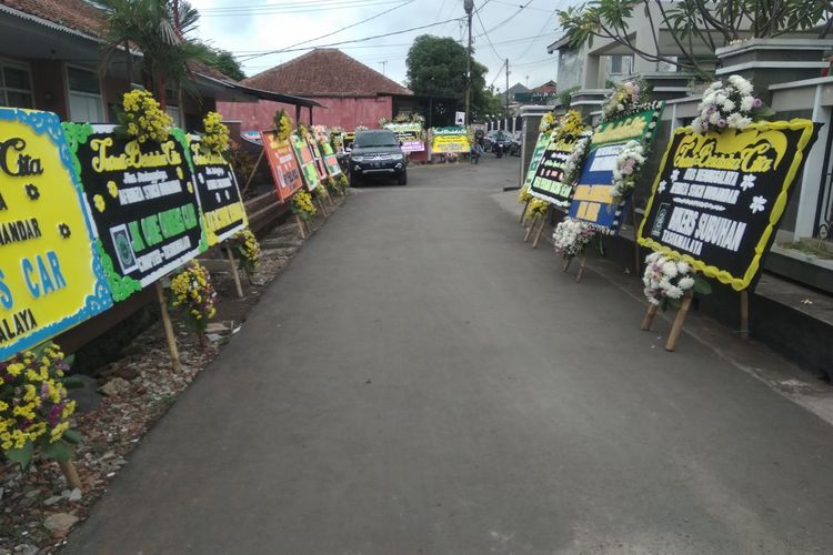 Karangan bunga duka cita atas meninggalnya pembalap nasional asal Tasikmalaya Afridza memenuhi sekitar kediaman rumah duka di Perumahan Tamansari Indah Kota Tasikmalaya, Senin (4/11/2019).