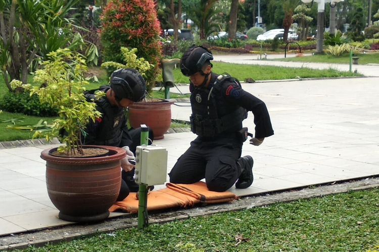Tim Penjinak Bom Gegana Brimob Polda Jatim mengamankan barang diduga bahan peledak jenis granat di area Taman Surya Balai Kota Surabaya, Sabtu (7/1/2023).