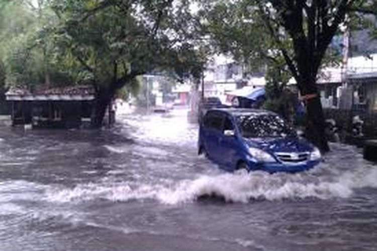 Banjir melanda wilayah Patra, Kebon Jeruk, Jakarta Barat, Jumat (14/3/2014). Akibatnya aktivitas masyarakat terganggu.