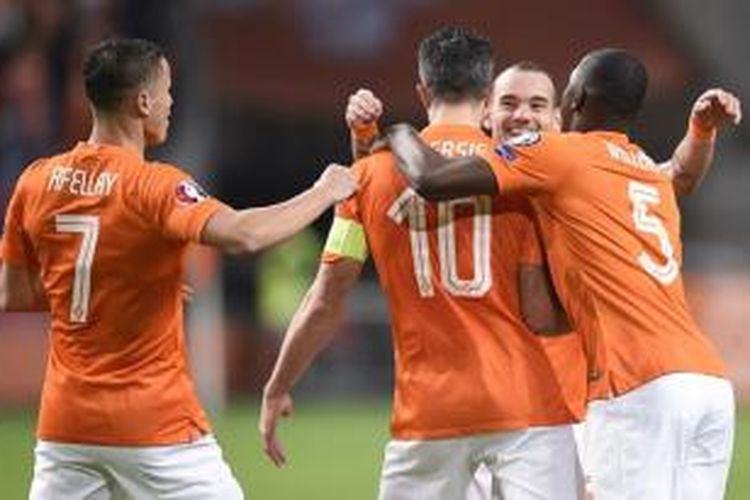Para pemain Belanda merayakan gol ke gawang Latvia pada laga Kualifikasi Piala Eropa 2016 Grup A di Amsterdam ArenA, Amsterdam, Minggu (16/11/2014).