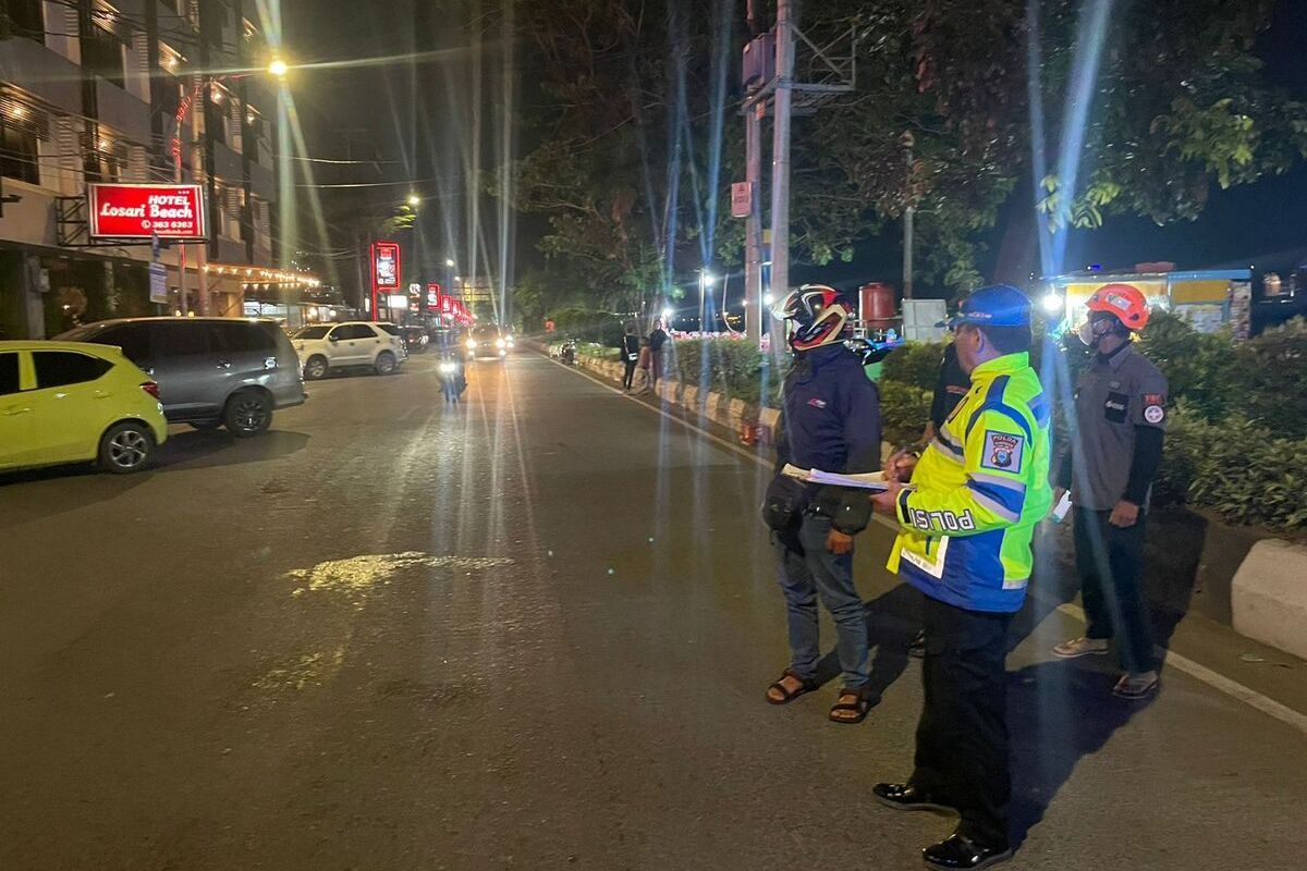 Polisi saat melakukan olah TKP di Jalan Penghibur Makassar, Sulsel pada Selasa (4/7/2023) malam