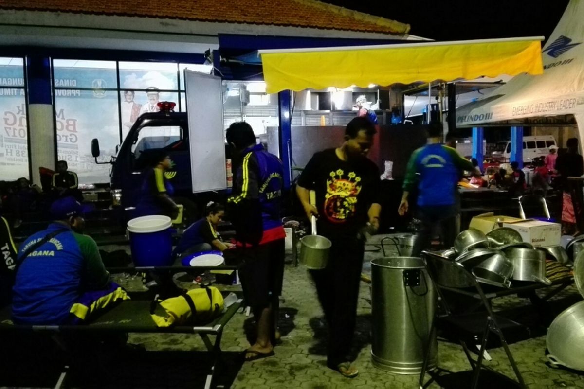 Relawan Tagana sedang memasak untuk menu sahur para pemudik di Pelabuhan Tanjungwangi Jumat dini hari (23/6/2017)