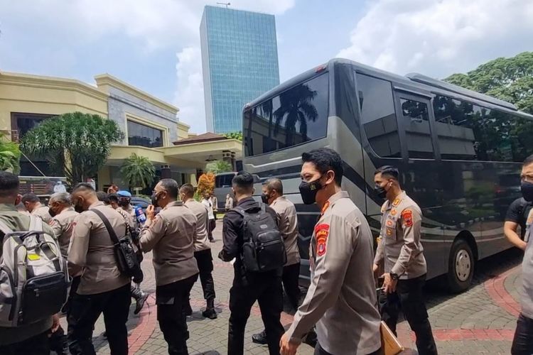 Rombongan perwira tinggi Polri naik bus di STIK-PTIK, Jakarta, menuju Istana Presiden, Jumat (14/10/2022). 