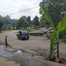 Protes Jalan Rusak, Warga Tanami Pohon Pisang di Jalan Depan Gerbang Kantor Pemkab Bandung Barat