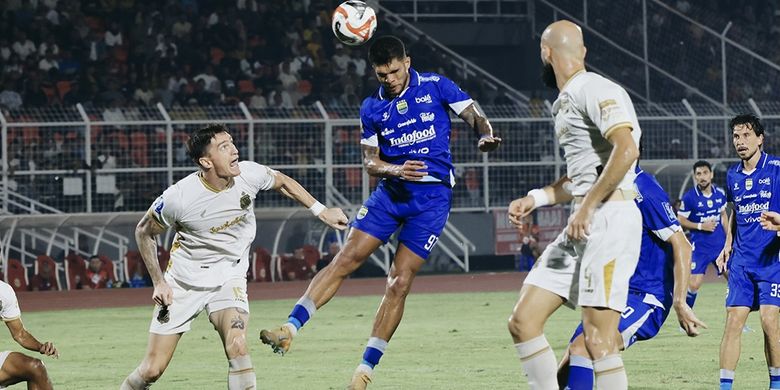 Aksi gol Persib Bandung lewat sundulan Berguinho menyamakan skor ke gawang Bhayangkara FC pada pertandingan pekan ke-30 Super League 2025-2026, laga berakhir 4-2 untuk keunggulan Maung pada Kamis (30/4/2026) di Stadion PKOR Sumpah Pemuda, Lampung. 