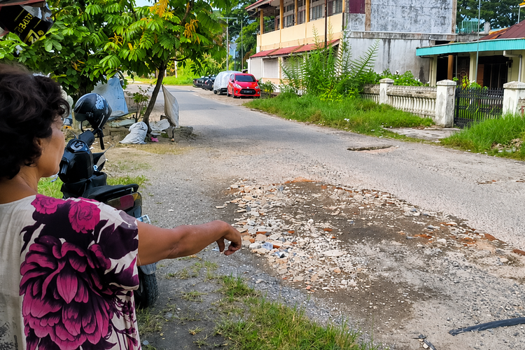 Tak Ingin Pengendara Celaka, Pemulung di Padang Tambal Jalan Rusak dengan 60 Karung Puing Bangunan