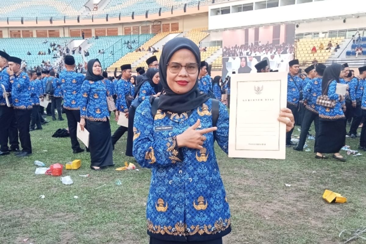 Henny berfoto dengan SK saat pelantikan sebagai PPPK di Stadion Utama Riau di Kota Pekanbaru, Senin (29/9/2025).