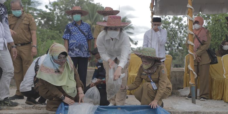 Kementerian KP melalui BRSDM menggelar kegiatan ?Temu Lapang Percontohan Penyuluhan Perikanan Pembenihan Ikan Gabus dengan Sistem Jaring Bertingkat? di Kota Banjarbaru, Kalsel, Selasa (28/9/2021).

