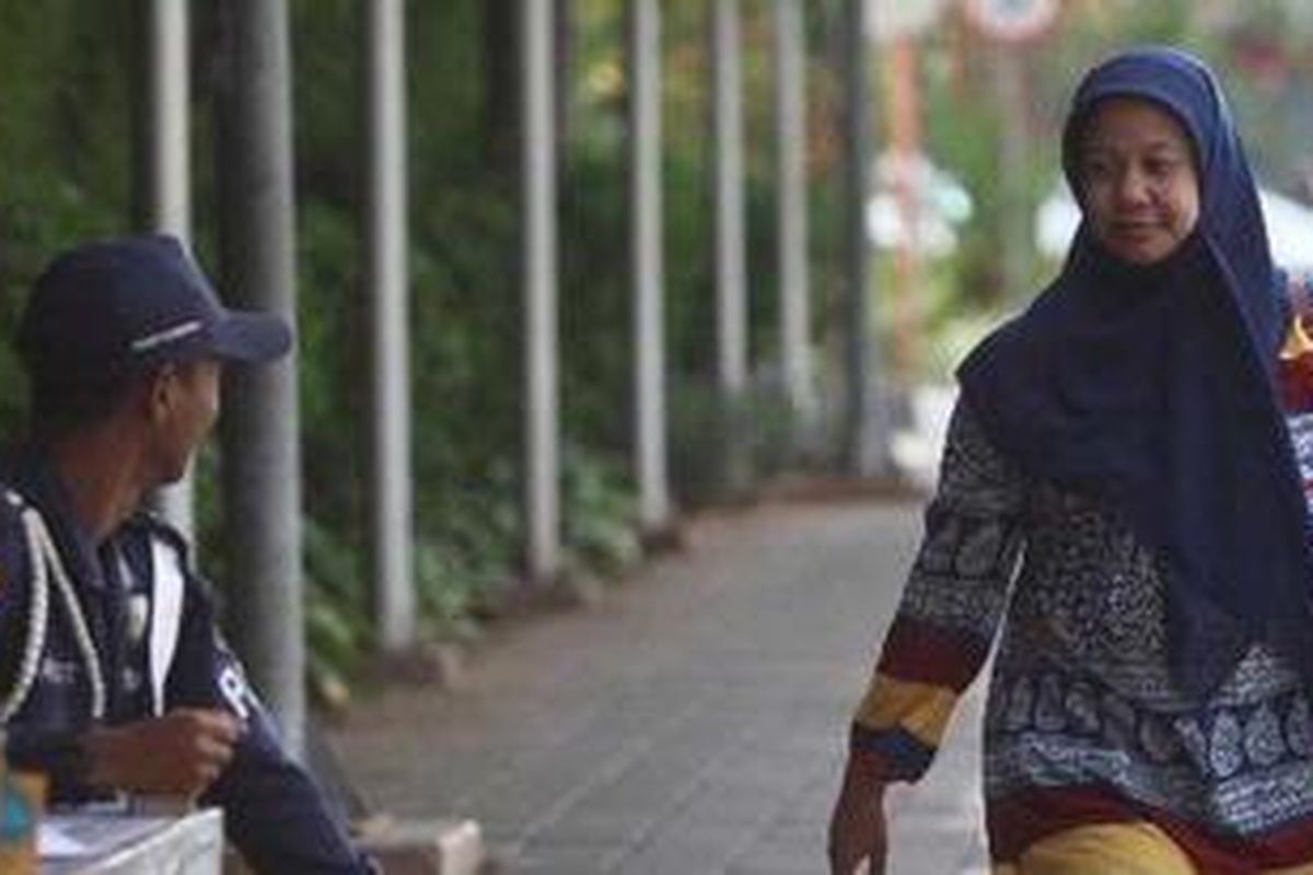 Terdakwa kasus pencemaran nama baik RS Omni, Prita Mulyasari, berjalan meninggalkan kantornya di Kawasan Sabang, Jakarta Pusat, untuk menunggu mobil yang akan menghantarkannya menuju salah satu stasiun televisi swasta, Senin (11/7/2011). Walaupun hanya bisa pasrah, paska Mahkamah Agung memenangkan gugatan pidana jaksa penuntut umum, Prita masih berharap tidak ada penahanan terhadap dirinya. 