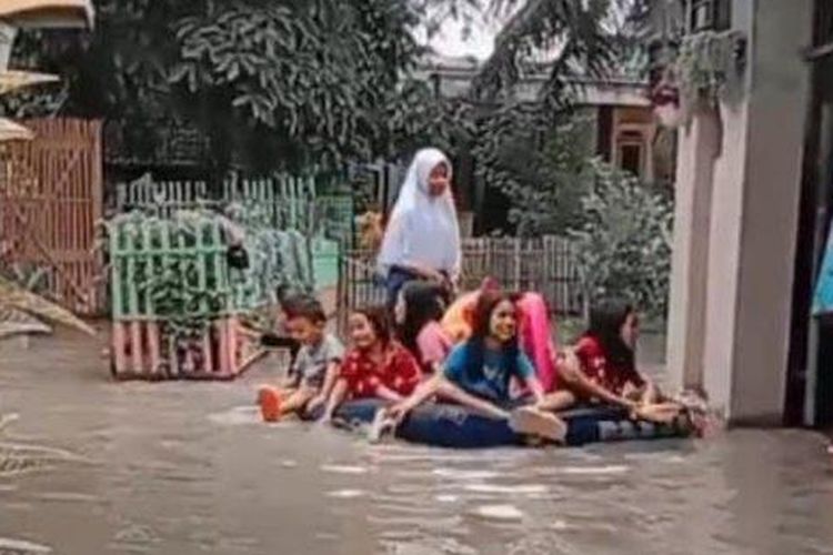 Banjir akibat luapan kali Ciujung masih melanda Kampung Saninten, Desa Malabar, Kabupaten Serang, Banten. 