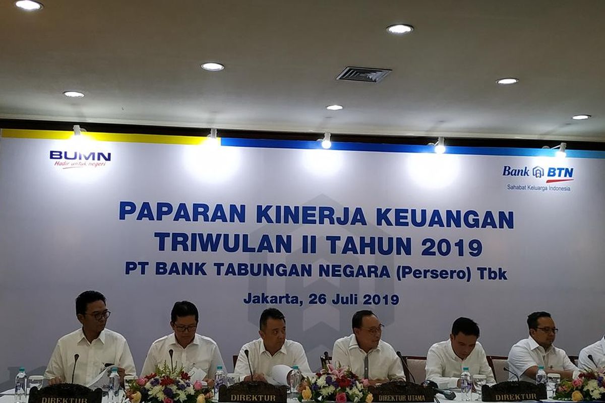 Direktur Utama Bank BTN Maryono (tengah) berserta direksi menyampaikan kinerja keuangan Bank BTN di Jakarta, Jumat (26/7/2019).