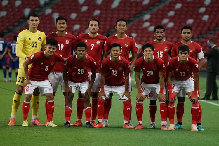 Pesepak bola Timnas Indonesia berpose di hadapan fotografer sebelum bertanding melawan Timnas Singapura dalam pertandingan Semi Final Leg 2 Piala AFF 2020 di National Stadium, Singapura, Sabtu (25/12/2021). ANTARA FOTO/Humas PSSI/Handout/app/wsj.