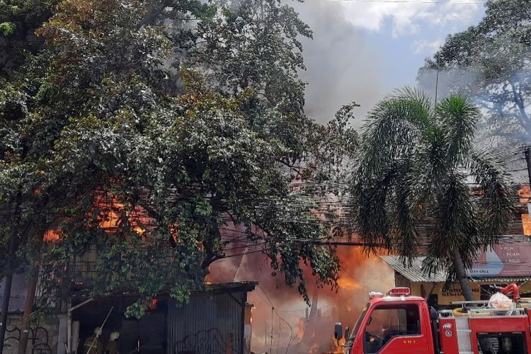 Ada pengalihan arus lalu lintas akibat kebakaran tempat rongsokan dan sejumlah bangunan di Jalan Kebayoran Lama, Sukabumi Selatan, Kebon Jeruk, Jakarta Barat, Minggu (30/10/2022) siang.