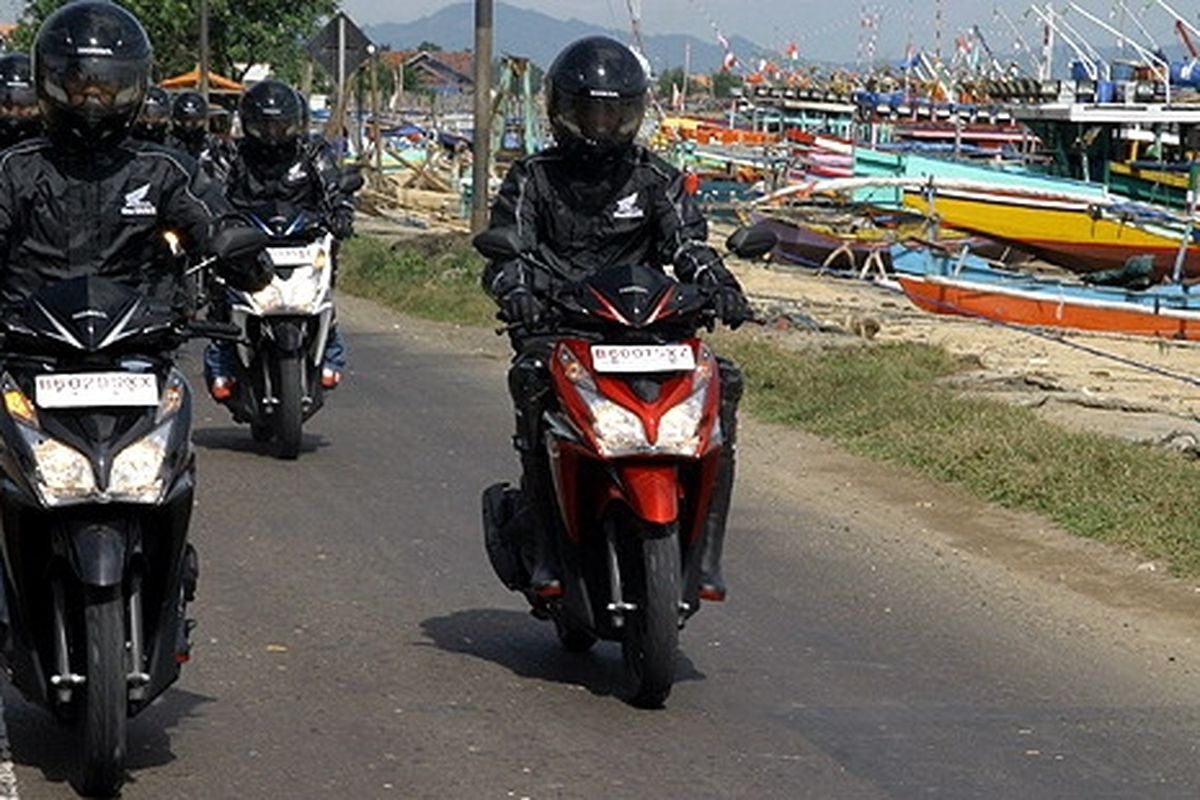 Rombongan melintasi pesisir pantai di Tuban