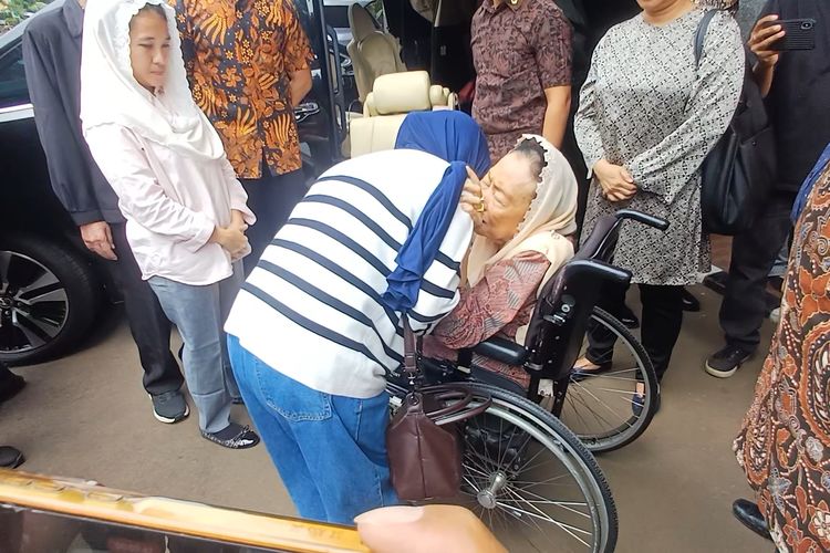 Tangis Ibu Delpedro Marhaen Pecah di Pelukan Istri Gus Dur