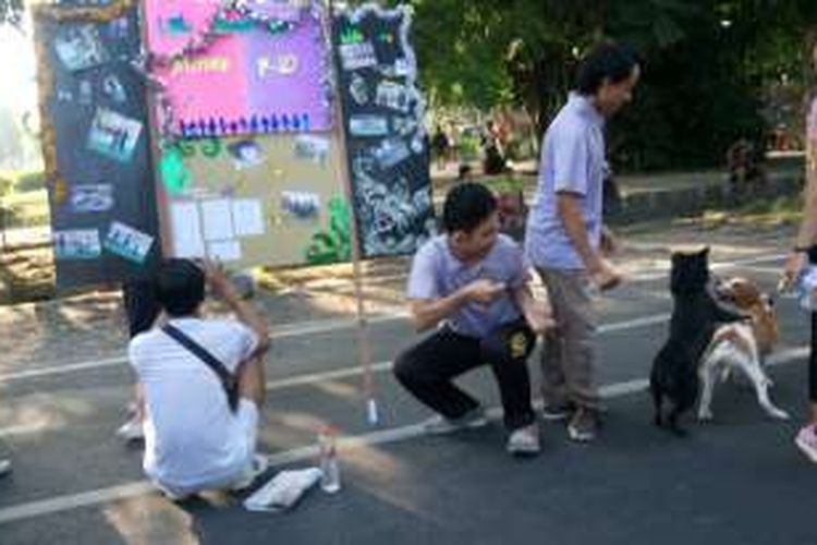 Aksi mahasiswa Kedokteran Hewan Universitas Udayana dalam mengkampanyekan penyelamatan hewan, Lapangan Renon Denpasar, Minggu (1/5/2016)