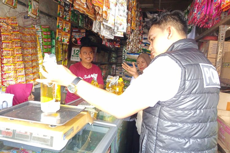 Petugas Diskopindag dan Satreskrim Polres Lumajang sidak MinyaKita di Pasar Baru Lumajang, Rabu (12/3/2025).