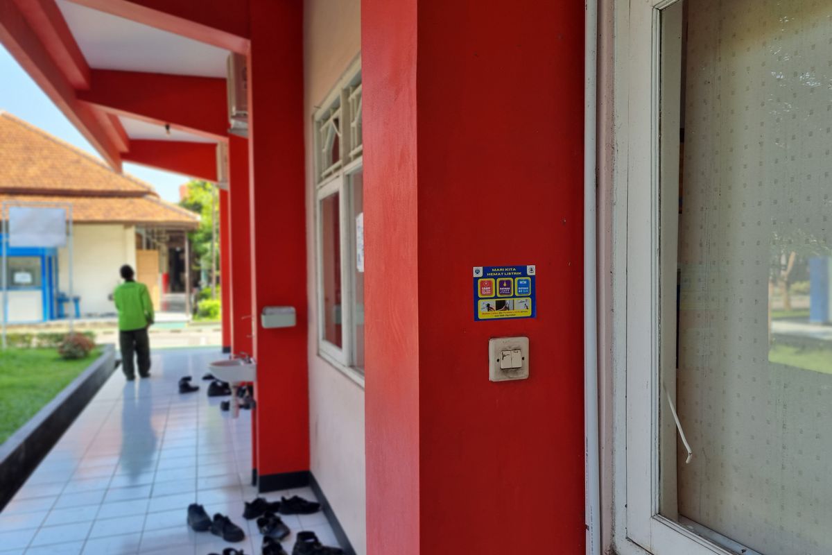 Salah satu sudut di Sekolah Menengah Kejuruan Negeri (SMKN) 2 Solo yang ditempeli stiker imbauan perilaku hemat energi. Foto diambil Selasa (6/6/2024). 