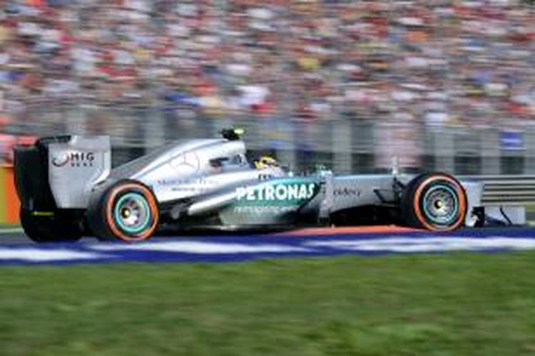 Pebalap Mercedes asal Inggris, Lewis Hamilton mengendarai mobilnya pada sesi latihan bebas tiga GP Italia di Sirkuit Monza, Sabtu (7/9/2013).