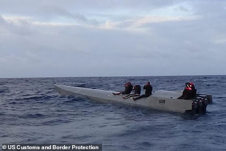 Kapal selam yang menyelundupkan 2.500 kg kokain dari Colombia menuju Puerto Rico. [Dok. US Customs & Border Protection Via Daily Mail] 