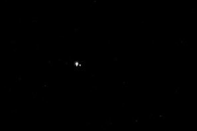 Bumi dan Bulan hasil jepretan wahana antariksa Messenger pada Jumat (19/7/2013)