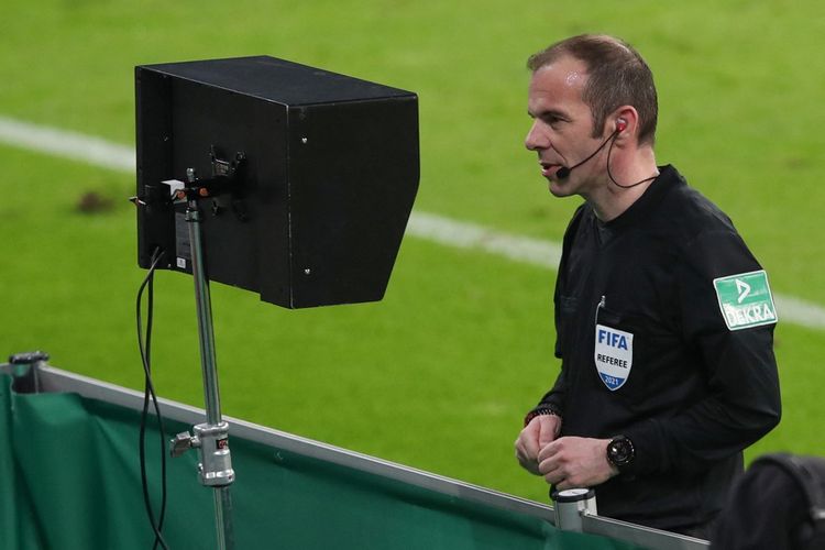 Wasit Marco Fritz mengecek monitor VAR pada laga perempat final DFB Pokal, RB Leipzig vs Vfl Wolfsburg, di Leipzig, pada 3 Maret 2021.