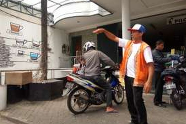 Bardi Safii saat bekerja jaga parkir di Kawasan Jalan Mangkubumi Kota Yogyakarta 