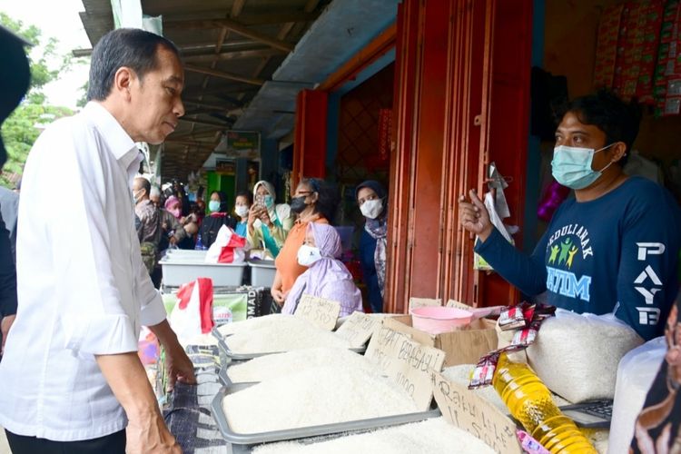 Presiden Joko Widodo saat mengunjungi Pasar Malang Jiwan Colomadu, Kabupaten Karanganyar, untuk mengecek harga barang pada Senin (21/11/2022).