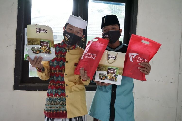 Dompet Dhuafa bersama KitaBisa dan Koko Krunch menyalurkan donasi berupa school-kit dan paket sarapan untuk anak-anak yatim di Bogor.