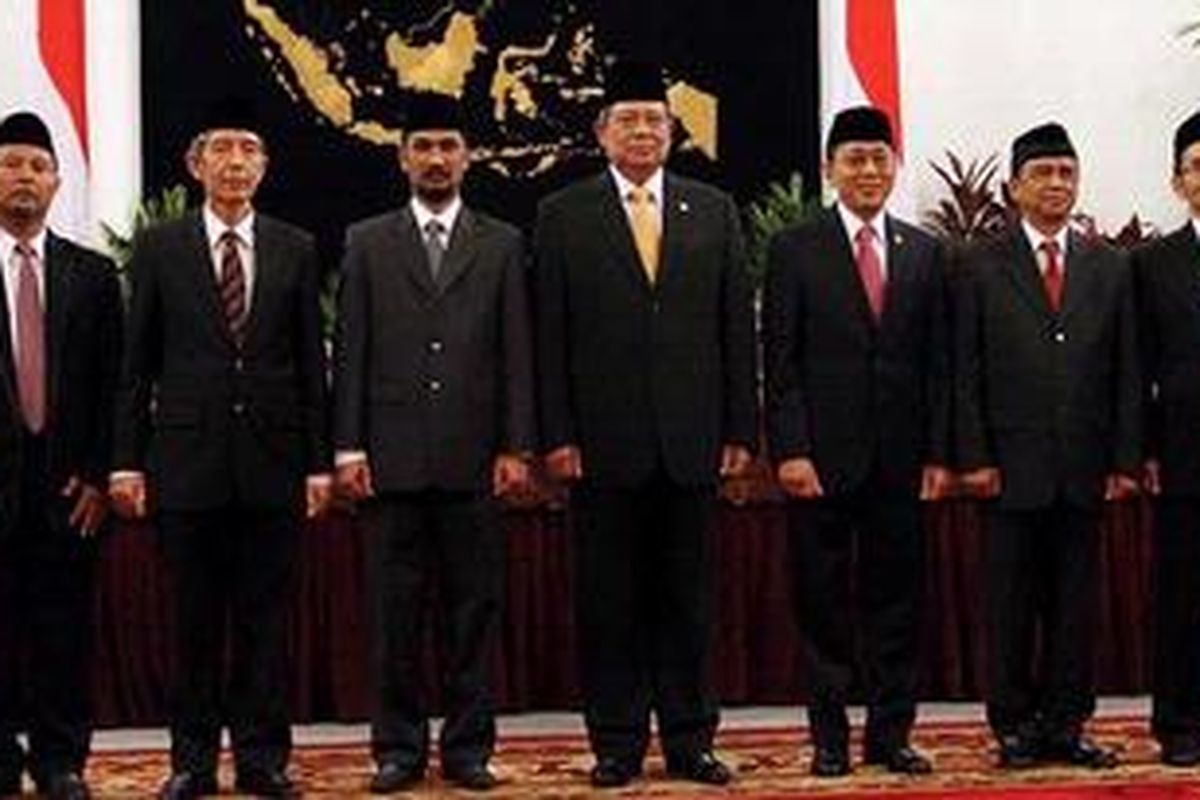 Lima Pimpinan KPK berfoto bersama Presiden Susilo Bambang Yudhoyono dan Wakil Presiden Boediono usai acara pelantikan di Istana Negara, Jakarta Pusat, Jumat (16/12/2011). Empat pimpinan baru periode 2011-2015 akan melaksanakan tugas bersama Ketua KPK sebelumnya, Busyro Muqoddas.