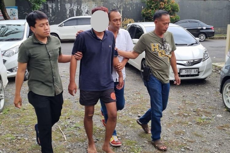 Polisi mengamankan ES (29), pelaku pencurian pintu pagar besi rumah warga Purwokerto, Kabupaten Banyumas, Jawa Tengah, pada Jumat (2/2/2024).