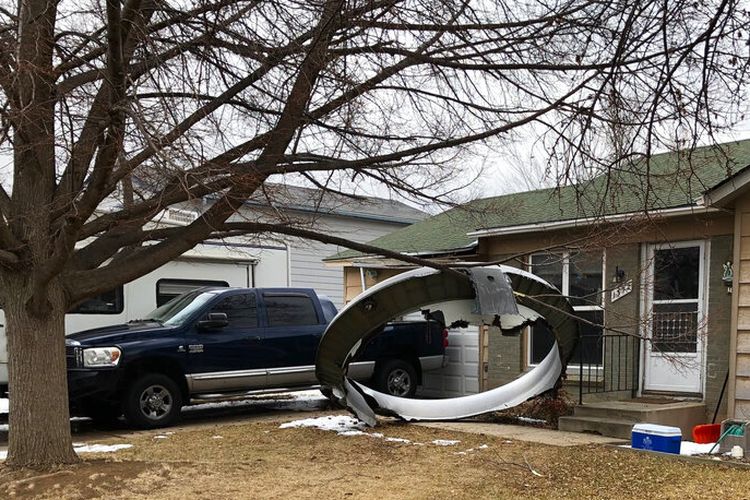 Sebuah pesawat komersial menjatuhkan puing-puing di rumah penduduk Colorado selama pendaratan darurat Sabtu (20/2/2021). 
