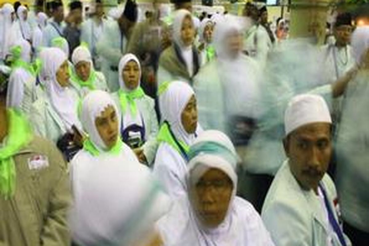 Jemaah haji kelompok terbang (Kloter) 1 dari Provinsi DKI Jakarta, bersiap menuju pesawat usai pelepasan jemaah haji oleh Menteri Agama Suryadarma Ali di Terminal Haji Bandara Soekarno-Hatta, Tangerang, Jumat (23/10).